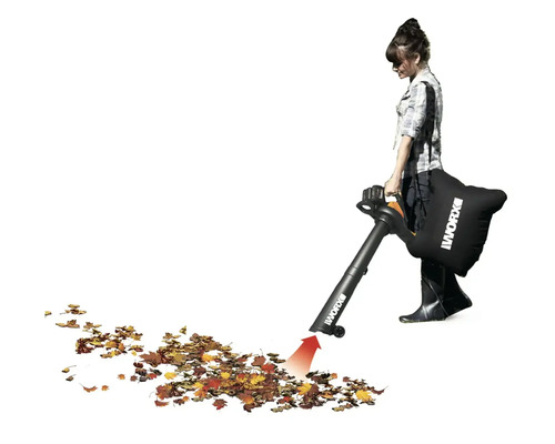 Vrouw gebruikt een bladzuiger van het merk Worx om bladeren op te zuigen.