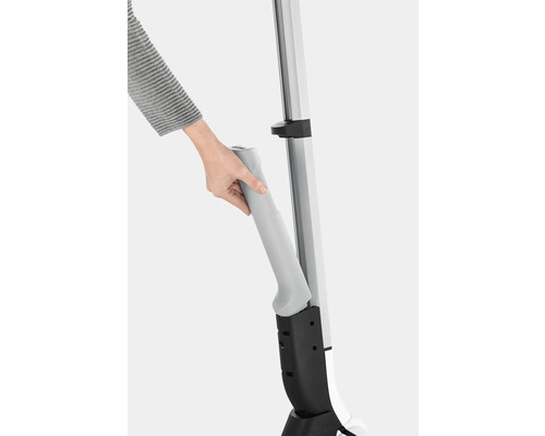 Een persoon bevestigt de handgreep aan een stofzuiger.