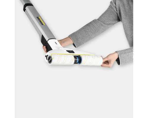 Iemand vervangt de rol op een Kärcher harde vloerreiniger.