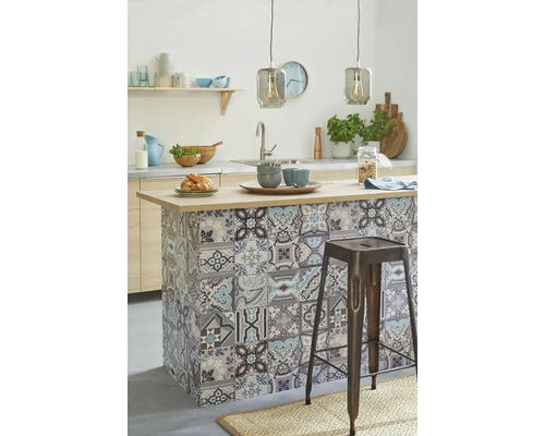 Lichte keuken met tegelachterwand, werkblad en zitgelegenheid