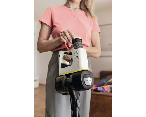 Vrouw bedient een draadloze stofzuiger