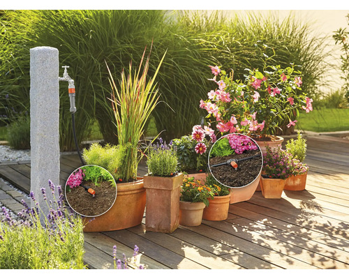 Tuinbewateringssysteem met druppelaars en bloemen in plantenbakken