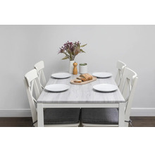 Eettafel met vier stoelen en tafeldecoratie