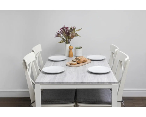 Eettafel met vier stoelen en tafeldecoratie