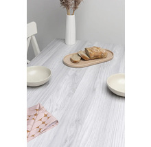Tafeldecoratie met houten plank, brood, servies, stoffen servet en vaas