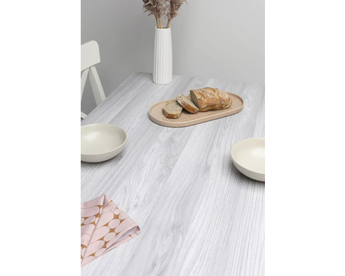 Tafeldecoratie met houten plank, brood, servies, stoffen servet en vaas