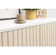 Dressoir met kop en decoraties