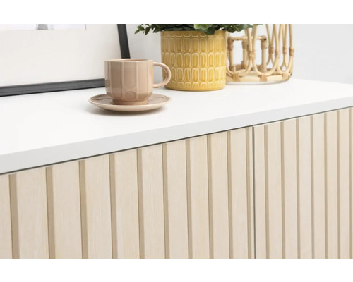 Dressoir met kop en decoraties