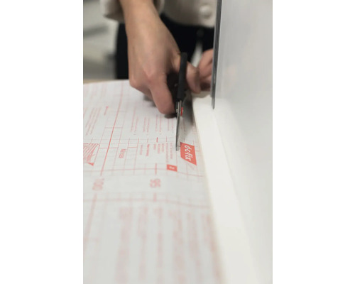 Snijden van een folie met een schaar.