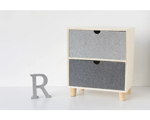 Kleine kast met twee laden en een decoratieve letter