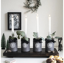 Decoratief adventsstuk met vier kaarsen, versierd met linten en eucalyptusbladeren op een houten dienblad