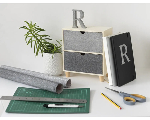 Decoratiescène met ladekast, plant in pot, notitieboekjes, decoratiefolie, snijplank en gereedschap