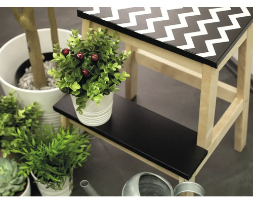 Decoratieve scène met een opstapje met zigzagpatroon en diverse kamerplanten.