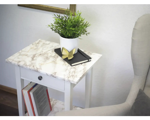 Decoratieve bijzettafel met marmerfolie, potplant en notitieboek voor een stijlvol interieur