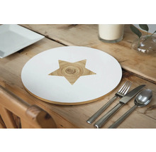 Ronde placemat met ster motief op houten tafel