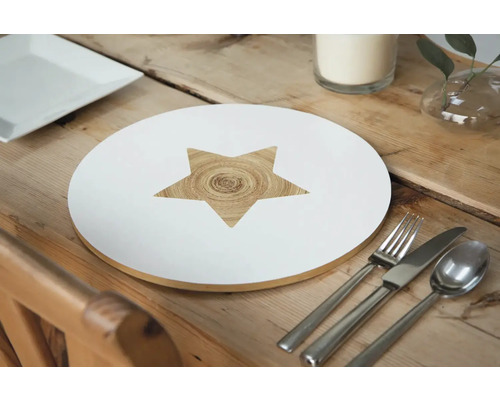 Ronde placemat met ster motief op houten tafel