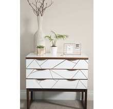 Kast met drie laden, geometrisch patroon en diverse decoratieve objecten