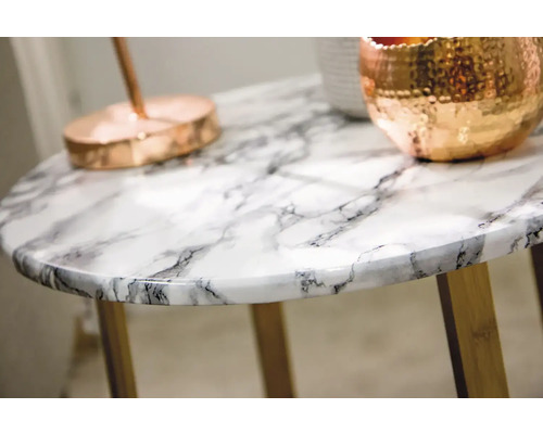 Detail van een ronde tafel met marmeren blad en houten poten