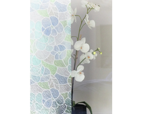 Decoratieve folie met bloemmotief naast een witte orchidee