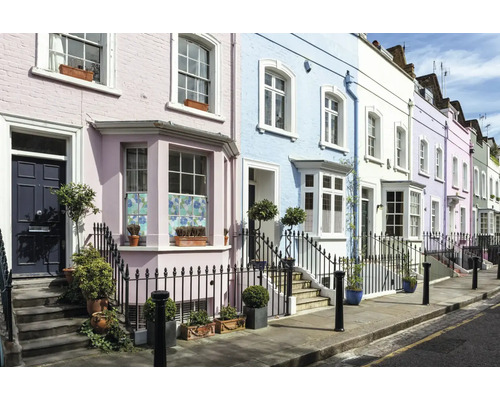 Rij herenhuizen met voortuinen en trappen
