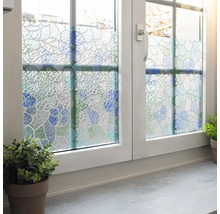 Raam met decoratieve raamfolie voor privacy.