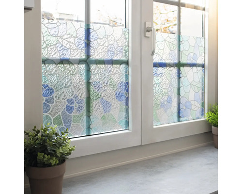 Raam met decoratieve raamfolie voor privacy.