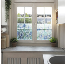 Raam met decoratieve raamfolie in bloemmotief voor meer privacy.