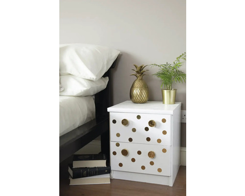 Decoratieve slaapkamer met wit nachtkastje, versierd met cirkels en gouden accenten