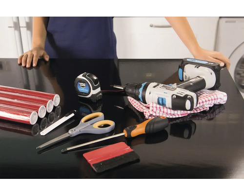 Werkbank met gereedschap en rode plakfolie