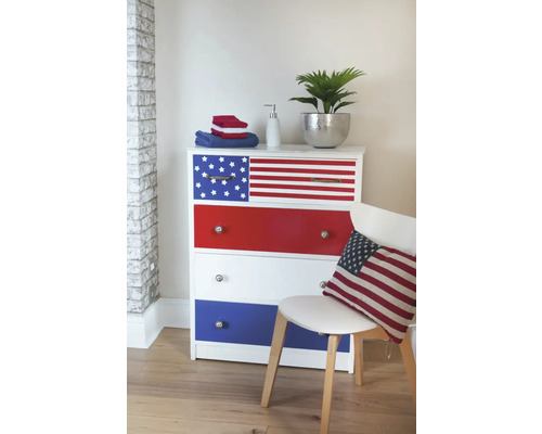 Kast met Amerikaans vlagpatroon, handdoeken, zeepdispenser, potplant en stoel