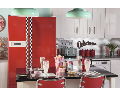 Keuken in retrostijl met rode koelkast, schaakbordpatroon en dinerdecoraties.