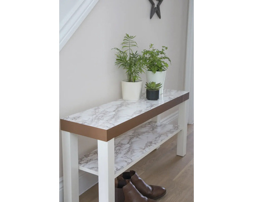 Schoenenrek met twee planken, planten en schoenen