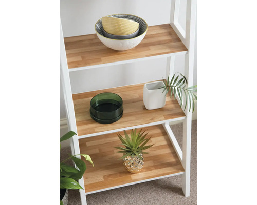 Rek met decoratieve schalen, doos, pot en kunstmatige ananasplant