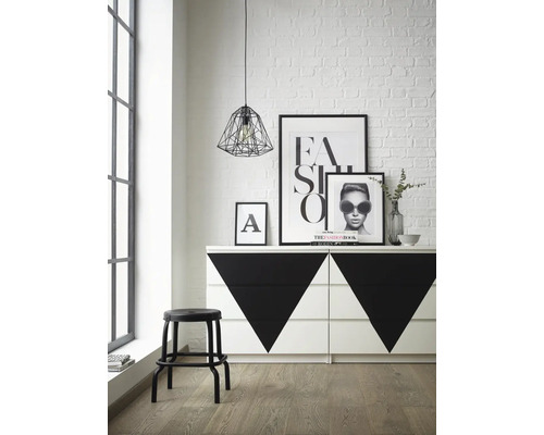 Lichte kamer met dressoir, decoraties, lamp en kruk