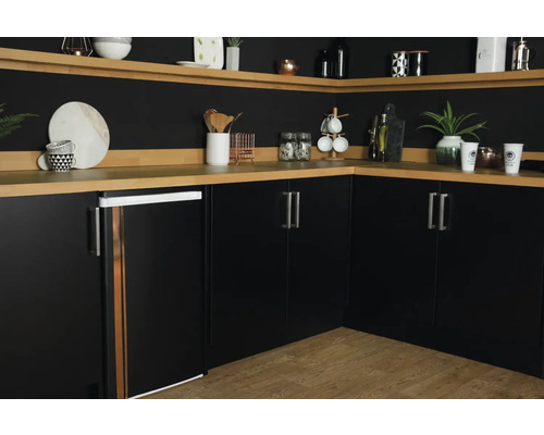 Hoek van een keuken met onderkasten, werkblad en planken.