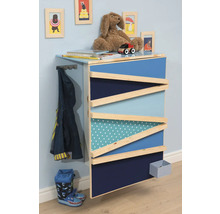 Kinderkamer met commode, speelgoed en kleding aan de muur