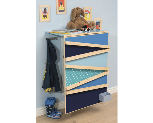 Kinderkamer met commode, speelgoed en kleding aan de muur