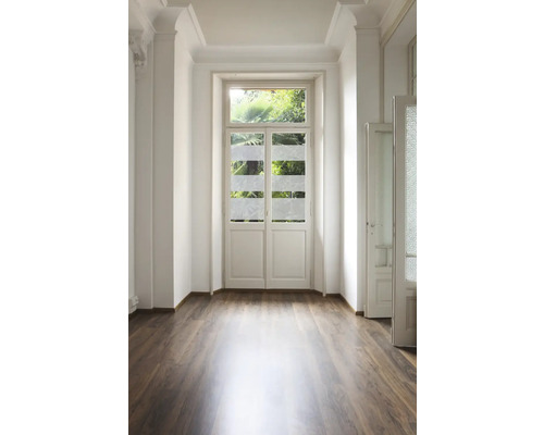 Lichte kamer met houten vloer, openslaande deuren en raam