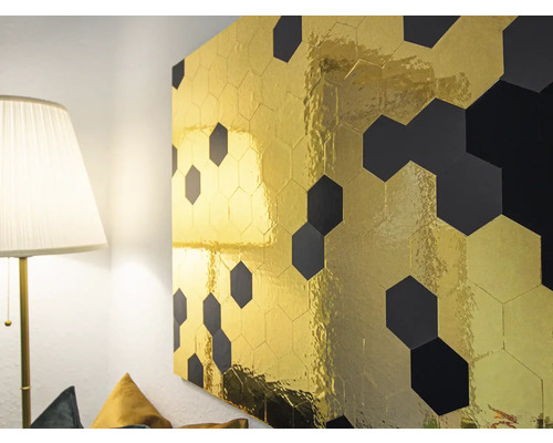 Wanddecoratie met gouden en zwarte zeshoekige tegels