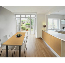 Lichte keukenruimte met eettafel, stoelen en kitchenette