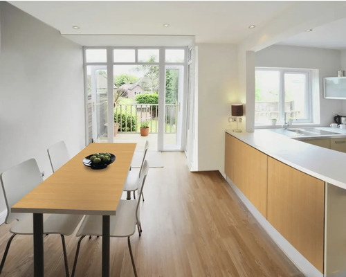 Lichte keukenruimte met eettafel, stoelen en kitchenette
