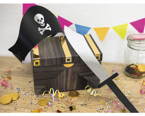 Decoratieve piratenopstelling met kist, hoed en zwaard voor een themafeest.