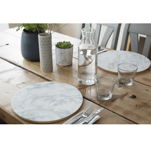 Gedecoreerde eettafel met placemats, karaf en glazen