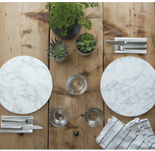 Eettafeldecoratie met marmeren placemats, planten, glazen en bestek