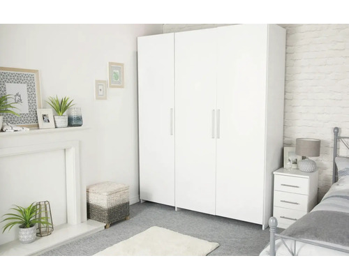 Slaapkamer met witte kledingkast en nachtkastje