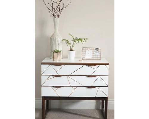 Dressoir met drie laden, geometrisch patroon en decoratieve items
