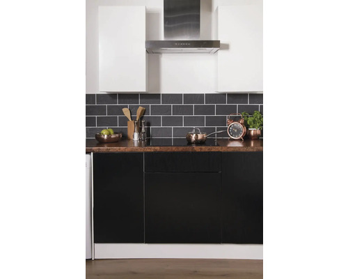 Keukenscène met zwarte onderkasten, witte bovenkasten en afzuigkap