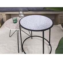 Twee ronde bijzettafels met metalen frame en tafelbladen met steenlook