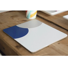 Vierkante bureau onderlegger met geometrisch patroon op een houten tafel
