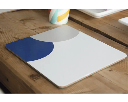 Vierkante bureau onderlegger met geometrisch patroon op een houten tafel